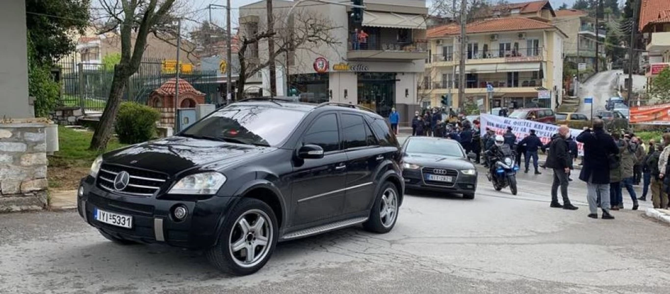 Με συνοδεία «Αφρικανού δικτάτορα» ο Κ.Μητσοτάκης στο Παπανικολάου για να γλιτώσει από την λαϊκή οργή: Άγρια γιούχα